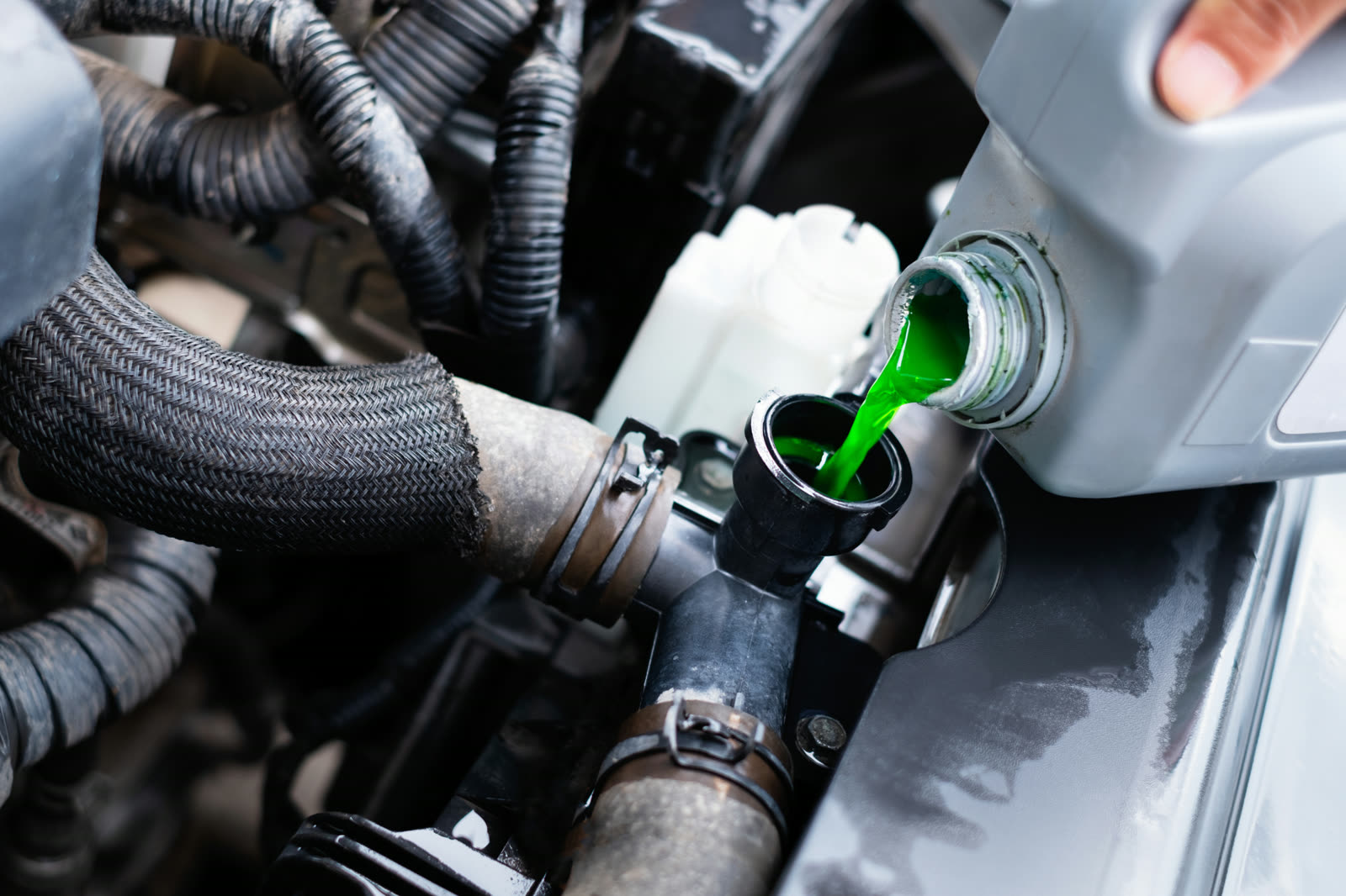 Checking and topping up engine coolant in the reservoir